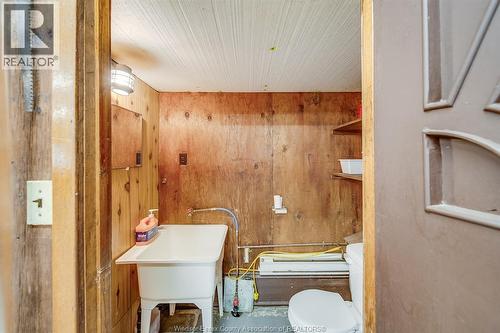 18 Campbell, Merlin, ON - Indoor