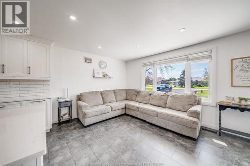 18 Campbell, Merlin, ON - Indoor Photo Showing Living Room
