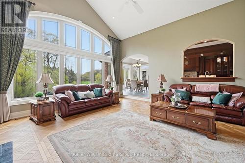 6423 Chelsea Road, Burlington, ON - Indoor Photo Showing Living Room
