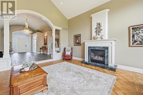 6423 Chelsea Road, Burlington, ON - Indoor Photo Showing Living Room With Fireplace