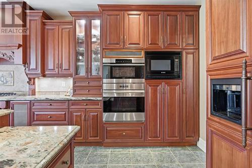 6423 Chelsea Road, Burlington, ON - Indoor Photo Showing Kitchen