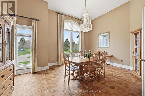 6423 Chelsea Road, Burlington, ON - Indoor Photo Showing Dining Room