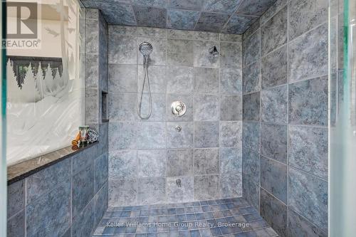 6423 Chelsea Road, Burlington, ON - Indoor Photo Showing Bathroom