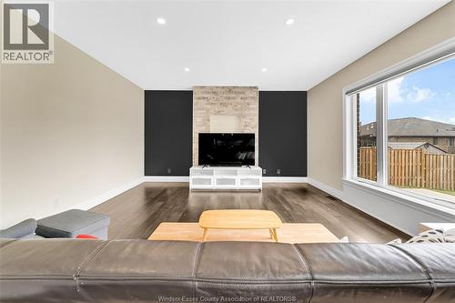 635 Marche Street, Lakeshore, ON - Indoor Photo Showing Living Room