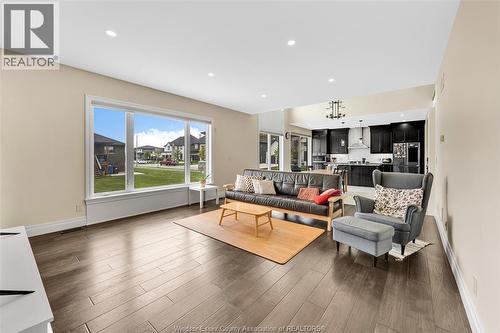 635 Marche Street, Lakeshore, ON - Indoor Photo Showing Living Room