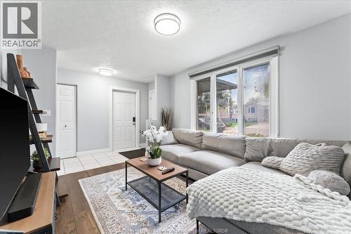 1736 Vicky Circle, Windsor, ON - Indoor Photo Showing Living Room