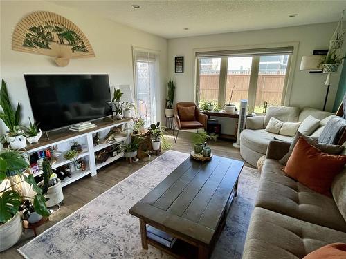 2 Birchwood Drive, Brandon, MB - Indoor Photo Showing Living Room
