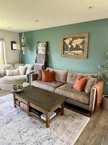 2 Birchwood Drive, Brandon, MB - Indoor Photo Showing Living Room