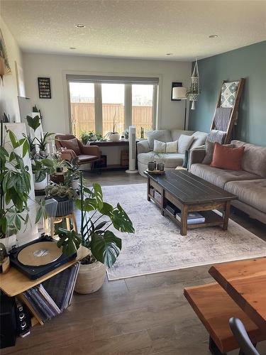 Tastefully decorated - 2 Birchwood Drive, Brandon, MB - Indoor Photo Showing Living Room