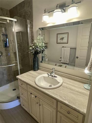 2 Birchwood Drive, Brandon, MB - Indoor Photo Showing Bathroom