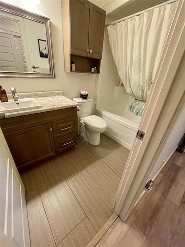 2 Birchwood Drive, Brandon, MB - Indoor Photo Showing Bathroom