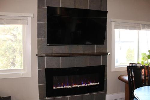 431 Shorepointe Village, Gimli, MB - Indoor Photo Showing Living Room With Fireplace