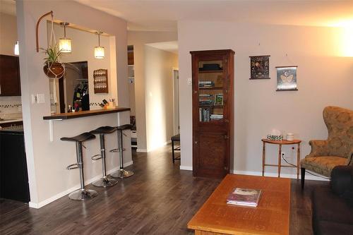 431 Shorepointe Village, Gimli, MB - Indoor Photo Showing Living Room