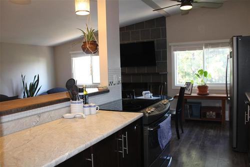 431 Shorepointe Village, Gimli, MB - Indoor Photo Showing Kitchen