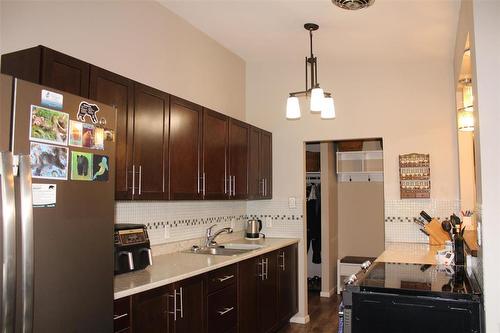 431 Shorepointe Village, Gimli, MB - Indoor Photo Showing Kitchen With Double Sink