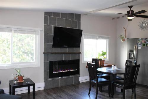431 Shorepointe Village, Gimli, MB - Indoor With Fireplace