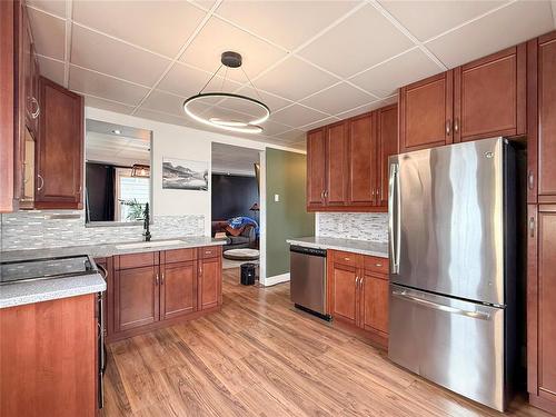 537 3Rd Street, Brandon, MB - Indoor Photo Showing Kitchen