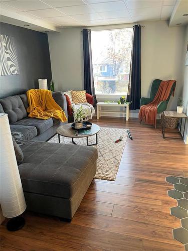 537 3Rd Street, Brandon, MB - Indoor Photo Showing Living Room