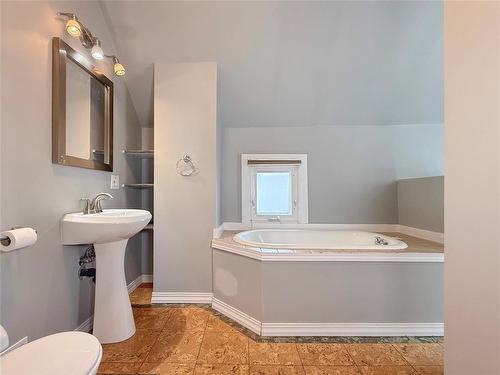 537 3Rd Street, Brandon, MB - Indoor Photo Showing Bathroom