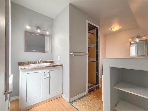 537 3Rd Street, Brandon, MB - Indoor Photo Showing Bathroom