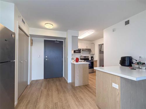 301 1400 Pacific Avenue, Brandon, MB - Indoor Photo Showing Kitchen