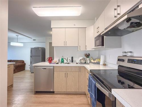 301 1400 Pacific Avenue, Brandon, MB - Indoor Photo Showing Kitchen With Double Sink