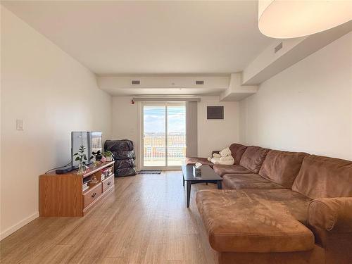 301 1400 Pacific Avenue, Brandon, MB - Indoor Photo Showing Living Room