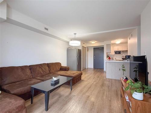 301 1400 Pacific Avenue, Brandon, MB - Indoor Photo Showing Living Room