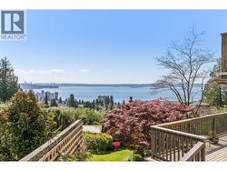 2440 QUEENS AVENUE  West Vancouver, BC V7V 2Y6