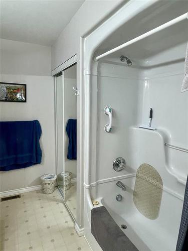 4 Pce ensuite - 10 Falcon Place, Brandon, MB 