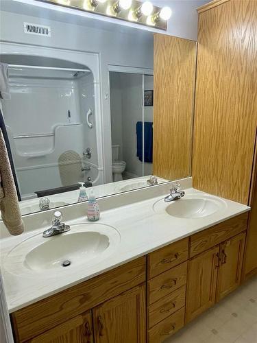 double sinks in ensuite - 10 Falcon Place, Brandon, MB 