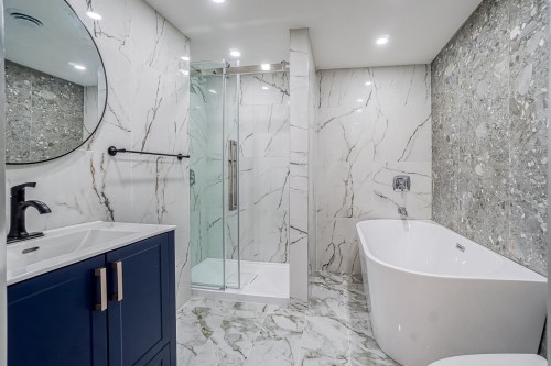 Master Bathroom - 3477 Boul. Décarie, Montréal (Côte-Des-Neiges/Notre-Dame-De-Grâce), QC - Indoor Photo Showing Bathroom