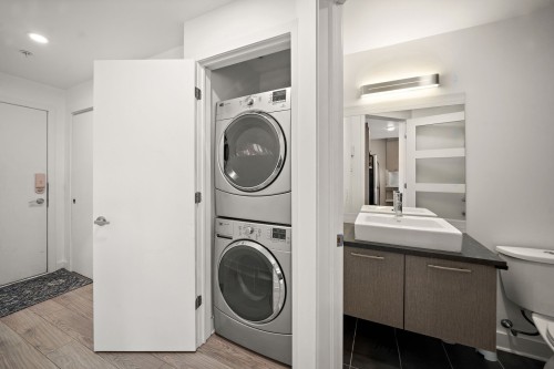 Salle de lavage - 916-1150 Rue St-Denis, Montréal (Ville-Marie), QC - Indoor Photo Showing Laundry Room