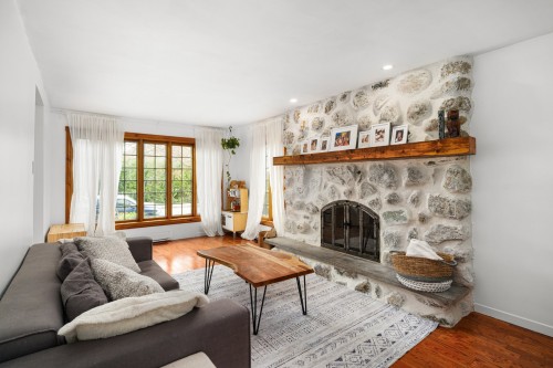 Salle familiale - 31 Boul. De Reims, Lorraine, QC - Indoor Photo Showing Living Room With Fireplace