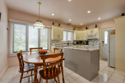 Coin-repas - 5589 Boul. Cavendish, Côte-Saint-Luc, QC - Indoor Photo Showing Dining Room
