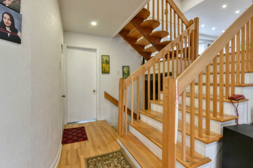 Escalier - 5589 Boul. Cavendish, Côte-Saint-Luc, QC - Indoor Photo Showing Other Room