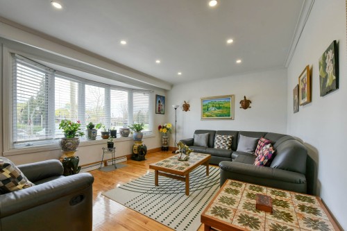 Salon - 5589 Boul. Cavendish, Côte-Saint-Luc, QC - Indoor Photo Showing Living Room