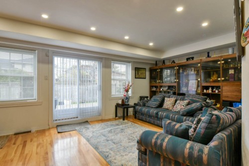 Salon - 5589 Boul. Cavendish, Côte-Saint-Luc, QC - Indoor Photo Showing Living Room
