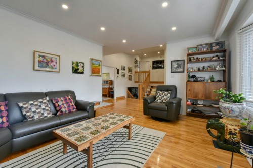 Salon - 5589 Boul. Cavendish, Côte-Saint-Luc, QC - Indoor Photo Showing Living Room