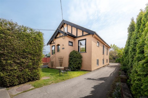 1913 Duchess St  Victoria, BC V8R 4W2