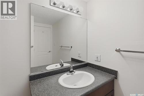 104 2233 St Henry Avenue, Saskatoon, SK - Indoor Photo Showing Bathroom