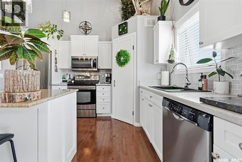 139 Allwood Crescent, Saskatoon, SK - Indoor Photo Showing Kitchen With Stainless Steel Kitchen With Upgraded Kitchen