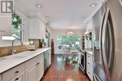 3555 Kingbird Court, Mississauga, ON - Indoor Photo Showing Kitchen With Upgraded Kitchen