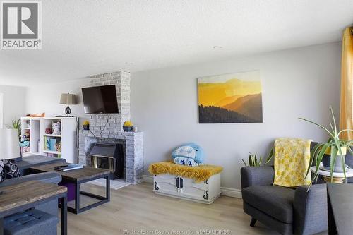 876 Westminster Boulevard, Windsor, ON - Indoor Photo Showing Living Room With Fireplace