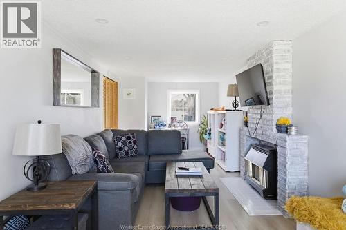 876 Westminster Boulevard, Windsor, ON - Indoor Photo Showing Living Room With Fireplace