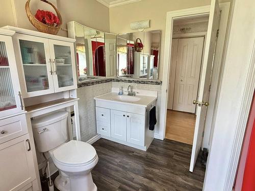 1637 Highway 595, Neebing, ON - Indoor Photo Showing Bathroom