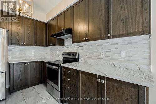 152 Munro Circle, Brantford, ON - Indoor Photo Showing Kitchen With Upgraded Kitchen