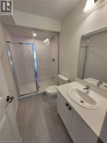 585 Colborne Street E Unit# 913, Brantford, ON - Indoor Photo Showing Bathroom