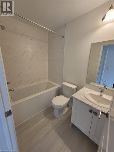 585 Colborne Street E Unit# 913, Brantford, ON - Indoor Photo Showing Bathroom
