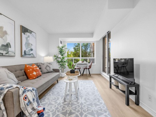 220-16 Dallimore Circle, Toronto, ON - Indoor Photo Showing Living Room